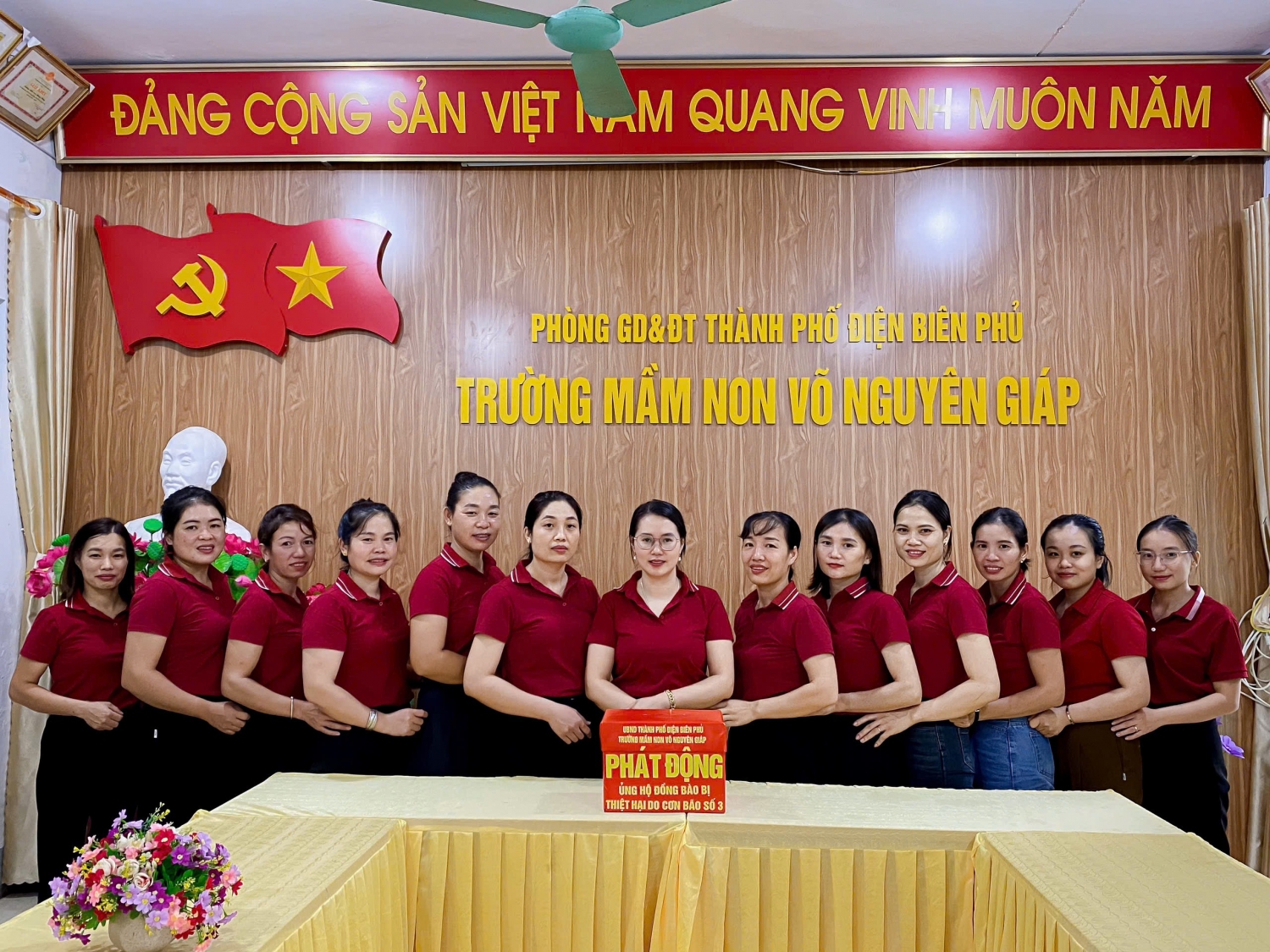 Trường mầm non Võ Nguyên Giáp xã Mường Phăng ủng hộ đồng bào bị thiệt hại do cơn bão số 3 gây ra.